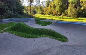 Pump track Bad Schönau, © Wiener Alpen Pump track in Bad Schönau with green surroundings and trees in the background.