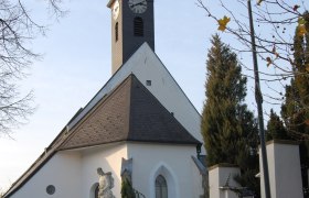 Gothic church Kirchstetten, © Gotische Kirche Kirchstetten Gothic church in Kirchstetten with tower and statue in the foreground.