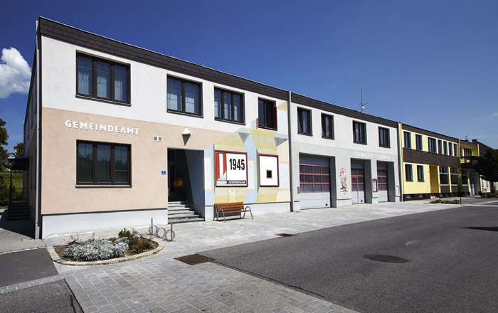 Memorial room 1945 in Hochwolkersdorf, © Wiener Alpen, Foto: Bene Croy Building with the inscription 'Gemeindeamt' and '1945 Gedenkraum'.