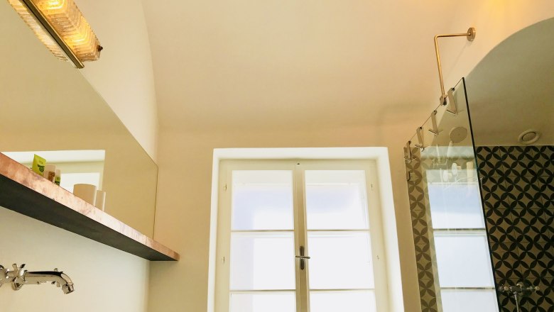 bad_1, © Fam. Georgoulopous Modern bathroom with glass shower and decorative tiles.