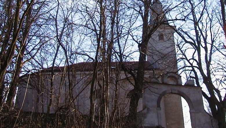 Heiligerberg, © Christian Perschl Church on a hill behind bare trees in winter.