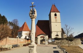 Parish church Unter-Aspang, © Wiener Alpen Parish church Unter-Aspang with column in the foreground and blue sky.