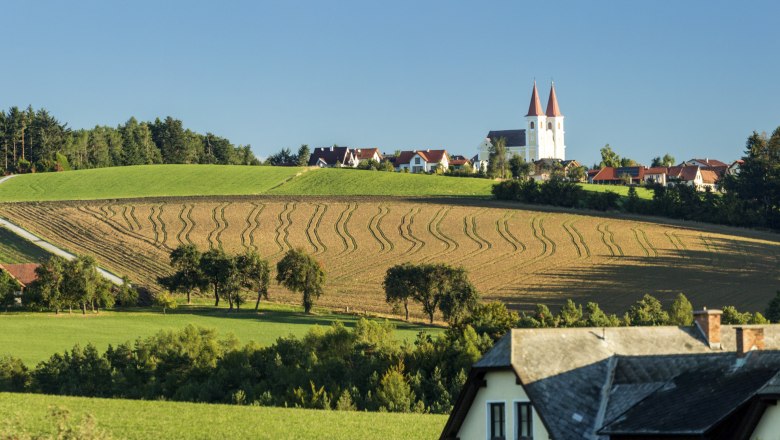 Municipality of Lichtenegg, © Wiener Alpen, Franz Zwickl Landscape with the peaks of the Maria Schnee pilgrimage church and fields in Lichtenegg.