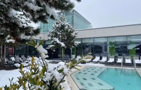 Therme Linsberg Asia - Sauna area in winter, © Linsberg Asia Outdoor area of Therme Linsberg Asia in winter with snow-covered trees and pool.