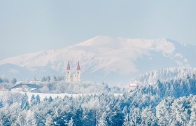 Maria Schnee pilgrimage church, © Wiener Alpen, Foto: Franz Zwickl Winter landscape with church and mountains in the background.