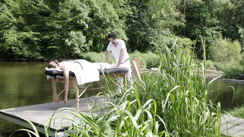 Massage on the bathing jetty on the Thaya, © Hotel-Restaurant Liebnitzmühle Massage on the bathing jetty on the Thaya, © Hotel-Restaurant Liebnitzmühle