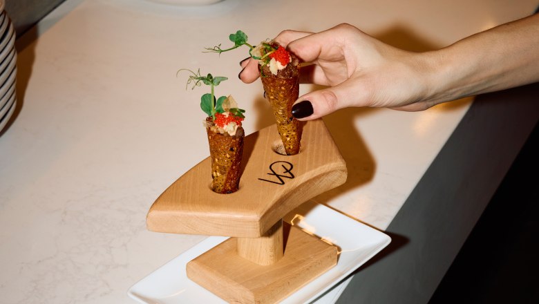 Wolfgang Puck Kitchen + Bar, © Flughafen Wien Wolfgang Puck Kitchen + Bar, Small dish in a wooden plate