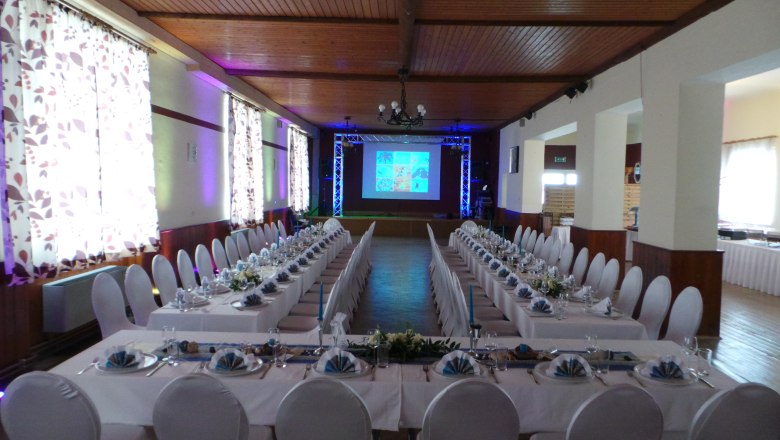 Gasthof Wegl, © Gasthof Wegl Festively decorated hall with long tables and projection screen.