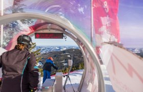 Mönichkirchen-Mariensee ski area, © Skiregion Ostalpen/Martin Fülöp Skiers at the start of a piste in the Mönichkirchen-Mariensee ski area.