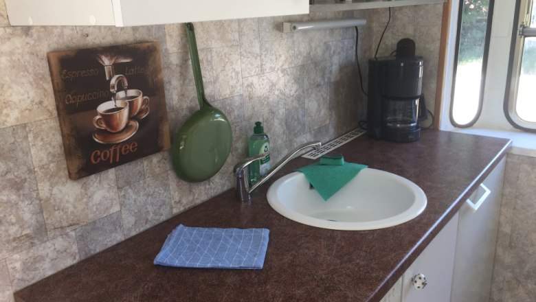 Lovingly furnished kitchen in the 100-year-old baggage car, © M. Schorn Lovingly furnished kitchen in the 100-year-old baggage car, © M. Schorn