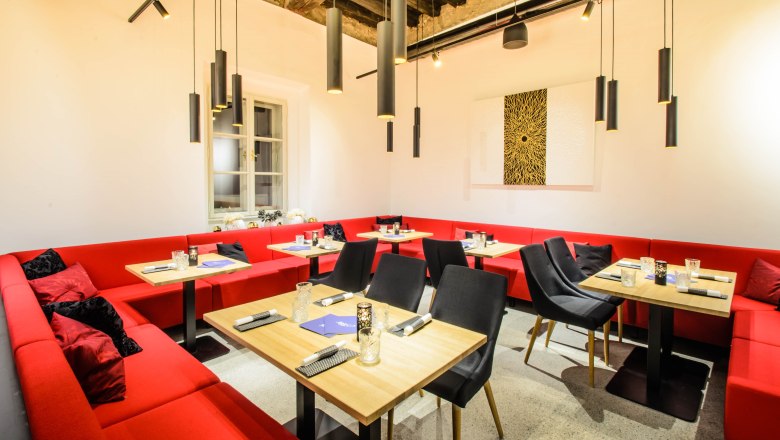 Red interior in the Gozzo by Late, © Charly Teuschl Red interior in the Gozzo by Late, © Charly Teuschl