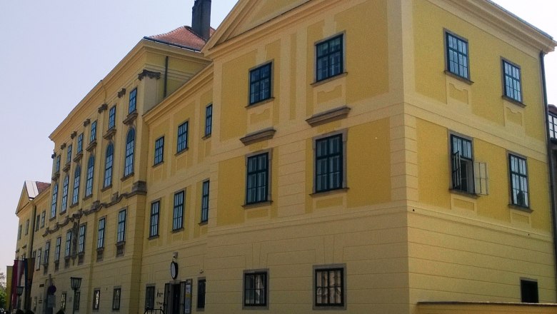 Castle, © Stadtgemeinde Mannersdorf Yellow historic building with many windows and a gabled roof.
