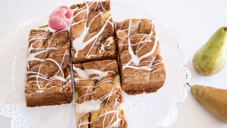 Homemade pastries, © Stadtcafé Gloggnitz Homemade pastry with icing and tulip decoration, with pears next to it.
