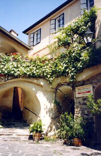 Pension Altes Rathaus, © Pension Altes Rathaus Historic building with plants and arches.