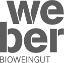 Logo, © Fam Weber Logo of the Weber organic winery in gray lettering.