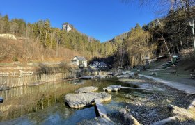 Myra Falls entrance area, © Wiener Alpen/Katharina Lechner Entrance area of the Myra Falls with pond, benches and surrounding trees.