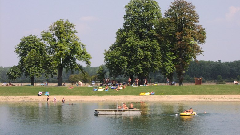 Aubad Hohenau, © Marktgemeinde Hohenau/March People relaxing at the Aubad Hohenau.