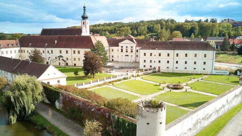 Geras Abbey, © Waldviertel Tourismus, lichtstark.com Aerial view of Geras Abbey with garden and tower in the foreground.