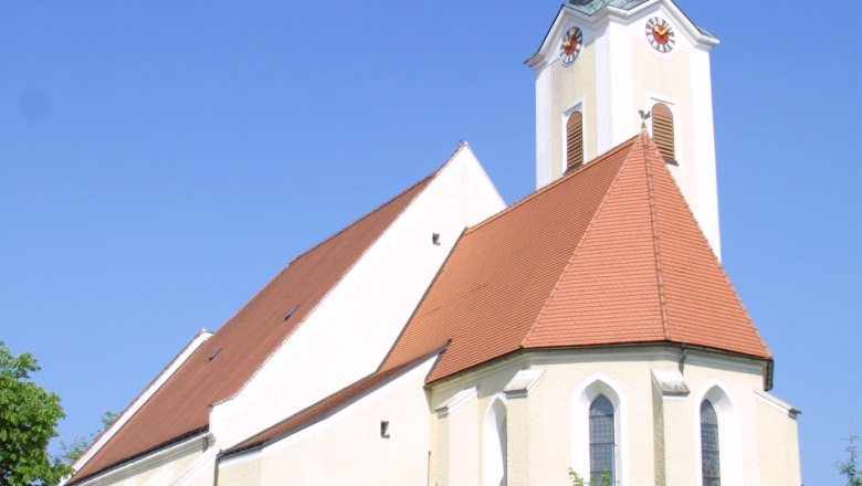 Municipality of Hürm, © zVg Hürm Church in Hürm with pointed tower and red roof against a blue sky.