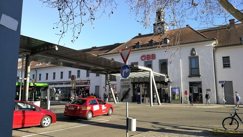 Krems an der Donau train station, © Roman Zöchlinger Krems an der Donau station with ÖBB logo, cars and pedestrians.