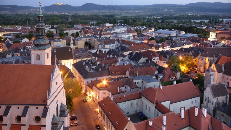 Krems, © Krems Tourismus_Gregor Semrad Evening city view of Krems with illuminated buildings and hills in the background.