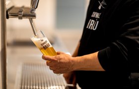 Black brew, © Wiener Alpen, Christian Kremsl A person taps beer into a glass labeled "Schwarzbräu".