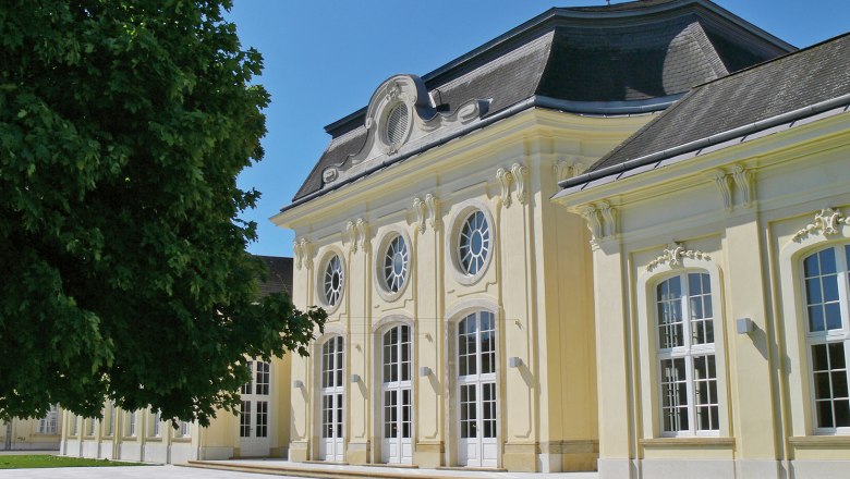 Conference Center Laxenburg, © Alois Dangl Historic building with a yellow façade and large windows in the sunshine.