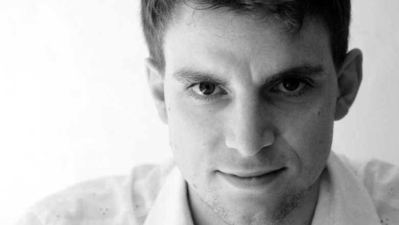 Machherndl Erich, © Weingut Machherndl Erich Black and white portrait of a young man with short hair and a serious look.