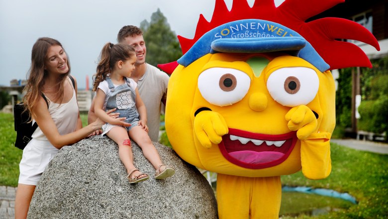 Energy adventure playground, © © Waldviertel Tourismus, weinfranz Family with child and mascot on a playground.
