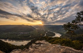 View from the pulpit in Dürnstein, © Robert Herbst Sunset over the Danube in Dürnstein, with a view of the river and hills.