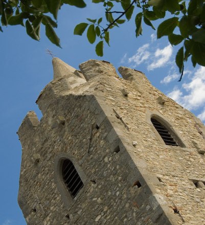 Fortified church Scharndorf, © Gemeinde Scharndorf Scharndorf fortified church with blue sky and leaves in the foreground.