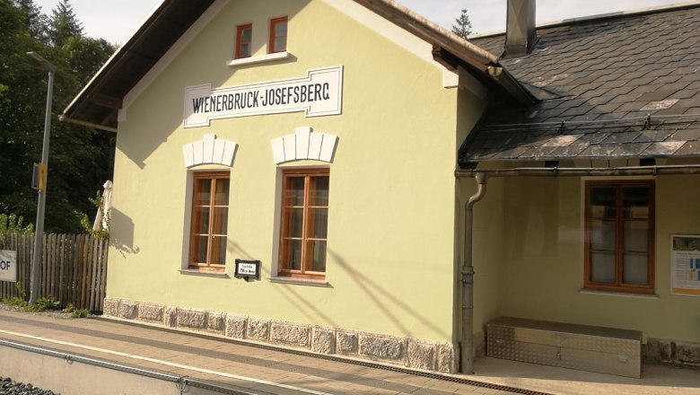 Wienerbruck Josefsberg, © Roman Zöchlinger Wienerbruck-Josefsberg station building with yellow façade and slate roof.