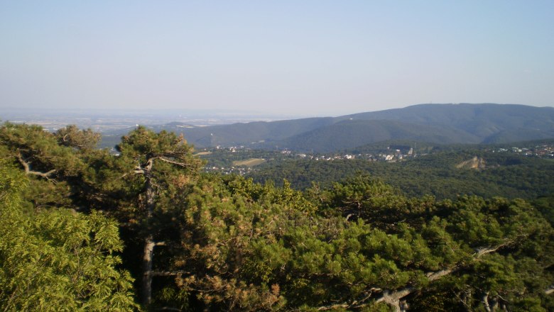 Josefswarte view, © Kulturabteilung Perchtoldsdorf View from the Josefswarte of wooded hills and a village in the distance.
