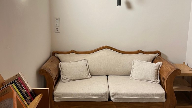 Reading corner, © Anita Gallei Cozy reading corner with wooden sofa, bookshelf and plants.