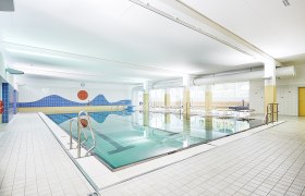 Zwentendorf indoor swimming pool, © Florian Schulte Interior view of an indoor pool with swimming pool and blue wall decoration.