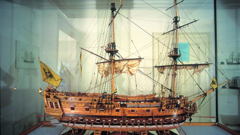 Maritime museum, © Schifffahrtsmuseum Model of a historic sailing ship in a glass display case in the Maritime Museum.