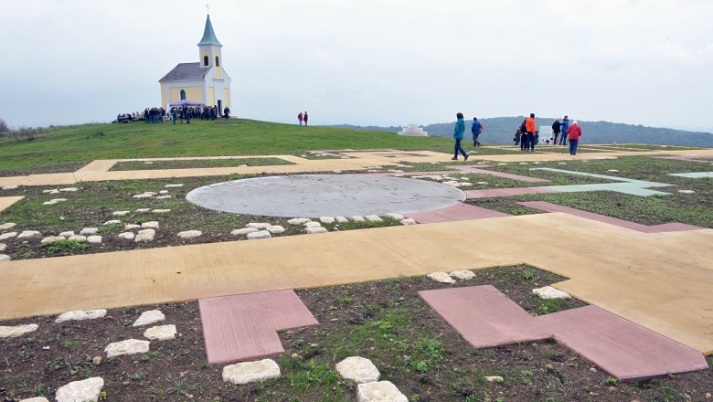 Michelberg, © NÖ Landesarchäologie A small chapel on a hill with people in the foreground and geometric patterns on the floor.