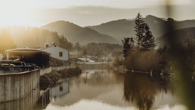 Overnight accommodation with a view: Riverbed, © Niederösterreich Werbung/Sophie Menegaldo River with reflection of the landscape in the sunset.