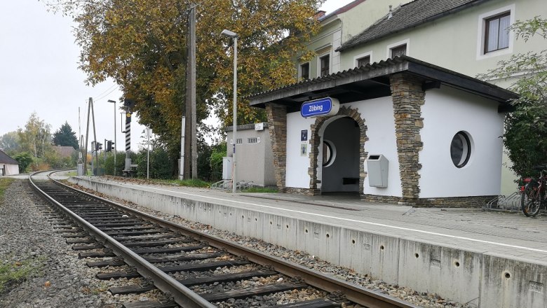 Zöbing train station, © Roman Zöchlinger Small station with tracks and waiting shelter in Zöbing.