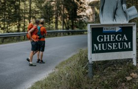 Semmering railroad hiking trail, railroad hiking, Vienna Alps in Lower Austria, © Wiener Alpen/nicoleseiser.at Two hikers in front of the entrance to the Ghega Museum