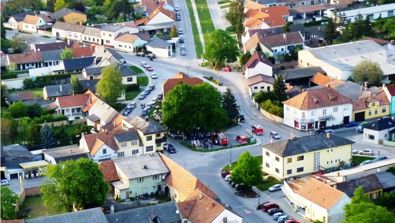 Aerial photo, © Gemeinde Prottes Aerial view of a small town with houses, streets and trees.