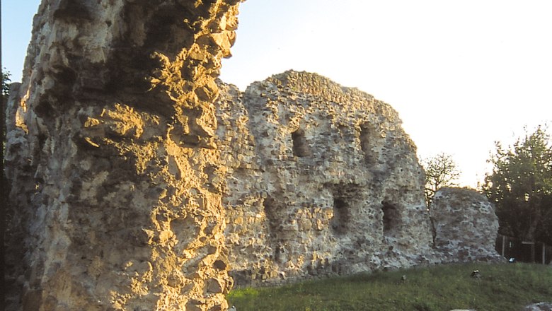 Zeiselmauer-Wolfpassing, © Gemeinde Zeiselmauer-Wolfpassing Roman ruins in Zeiselmauer-Wolfpassing at sunset.