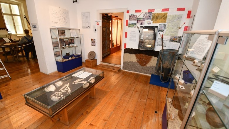Neunkirchen Municipal Museum, © Stadtgemeinde Neunkirchen Interior view of a museum with display cases and exhibits