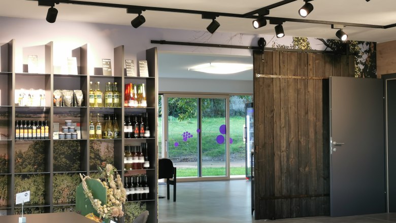 Öllerer family farm store in Sitzenberg-Reidling, © Elfriede Öllerer View of the farm store with a shelf of wine and other products.
