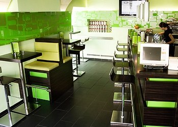 Eterno Bar, © meine Innenstadt-wn.at Interior view of a modern bar with green and black accents.
