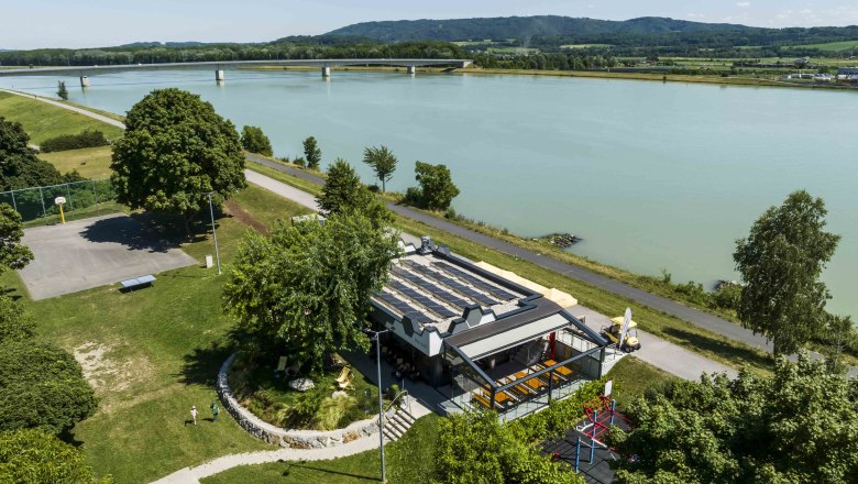 Bee Bar in Klein-Pöchlarn Aerial view, © Robert Herbst Aerial view of the Bee Bar in Klein-Pöchlarn on the riverbank with surrounding landscape.