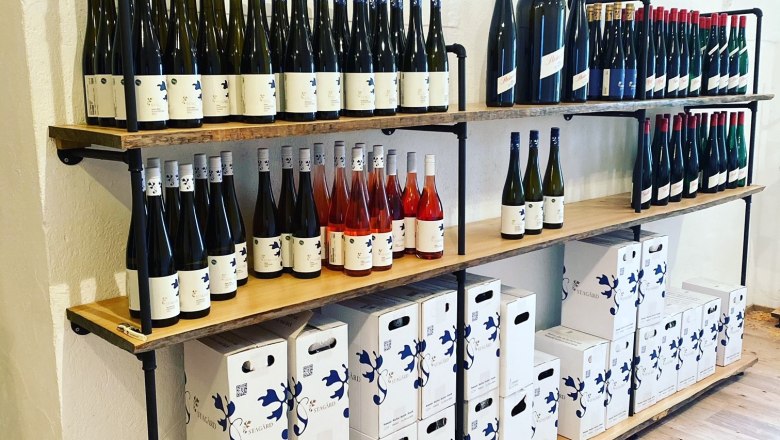 Selection in the vinotheque Wein.Cabinet, © Lesehof Stagard Shelves with wine bottles and boxes in a wine shop.