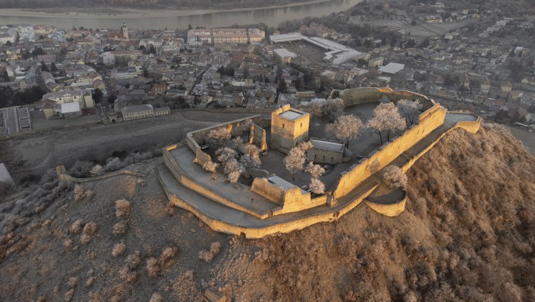 Schlossberg Hainburg/Danube, aerial photograph, © Arbeitsgruppe Schlossberg Schlossberg Hainburg/Danube, aerial photograph