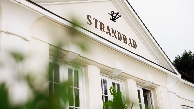 Culinary journey, Alpenstrandbad Edlach, Reichenau an der Rax, Vienna Alps, © Niederösterreich Werbung/Mara Hohla Herunterladen With its charming architecture and tranquil atmosphere, the Alpenstrandbad Edlach invites you to linger. Surrounded by lush greenery and the majestic backdrop of the Vienna Alps, this place is a perfect destination for those seeking relaxation and nature lovers.