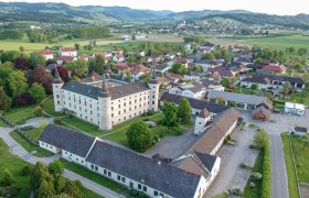 Aerial view of Wolfpassing Castle with a view of Steinakirchen, © Lukas Hürner Aerial view of Wolfpassing Castle with a view of Steinakirchen, © Lukas Hürner